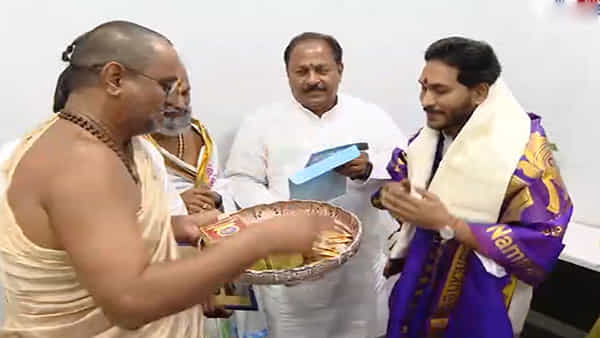 శ్రీశైల మహాకుంభాభిషేక మహోత్సవానికి సీఎం జగన్ కి ప్రత్యేక ఆహ్వానం