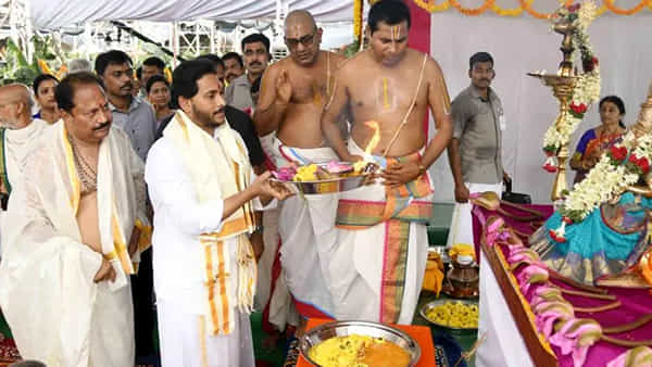 YS Jagan: విజయవాడ ‘మహా పూర్ణాహుతి’లో సీఎం జగన్.. యాగం తర్వాత వేలాది మంది భక్తులకు అన్నదానం..