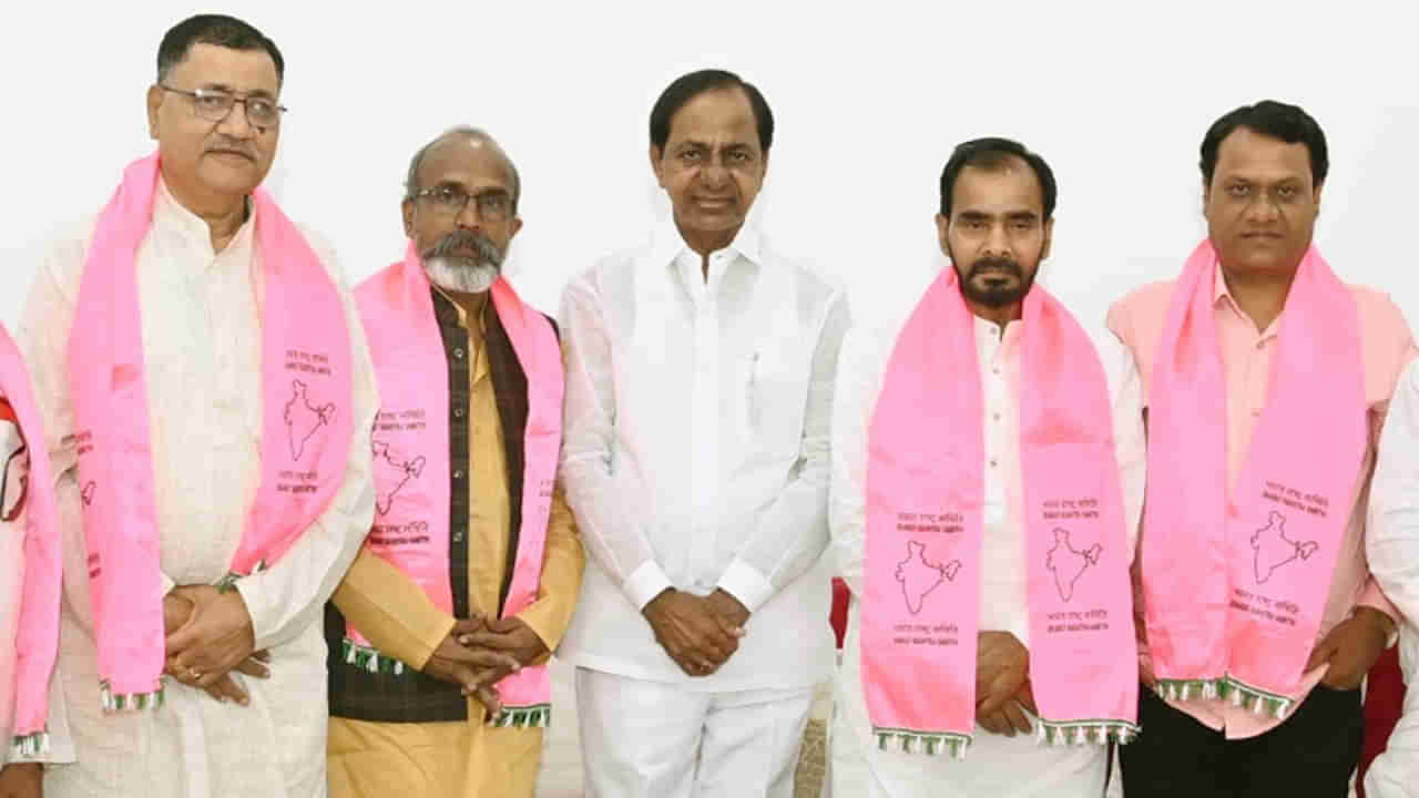 CM KCR: బీఆర్ఎస్ మిషన్-2024.. గులాబీ పార్టీలో చేరిన మధ్యప్రదేశ్‌కు చెందిన కీలక నేతలు..