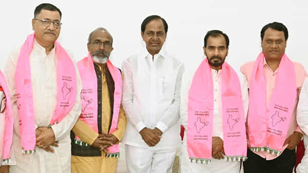 CM KCR: బీఆర్ఎస్ మిషన్-2024.. గులాబీ పార్టీలో చేరిన మధ్యప్రదేశ్కు చెందిన కీలక నేతలు..