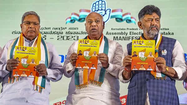 Karnataka Elections 2023: నెలకు 200 యూనిట్ల ఉచిత విద్యుత్.. బీజేపీ మేనిఫెస్టోకి ధీటుగా కాంగ్రెస్ మేనిఫెస్టో..