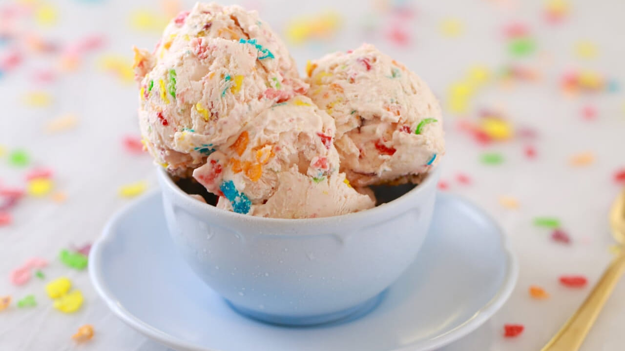 ఐస్ క్రీం అనేది ఘనీభవించిన డెజర్ట్. సాధారణంగా పాలు లేదా క్రీమ్తో తయారు చేయబడుతుంది. స్వీటెనర్, చక్కెర లేదా ప్రత్యామ్నాయం,కోకో లేదా వనిల్లా వంటివాటితోపాటు స్ట్రాబెర్రీలు లేదా పీచెస్ వంటి పండ్లతో ఐస్ క్రీం రుచిని పెంచుతారు.