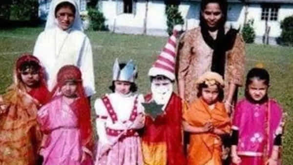 ఈ ఫోటోలో ఇద్దరు స్టార్ క్రికెటర్ల భార్యలున్నారు.. గుర్తుపట్టగలరా.! వీరిద్దరు కూడా చాలా ఫేమస్..