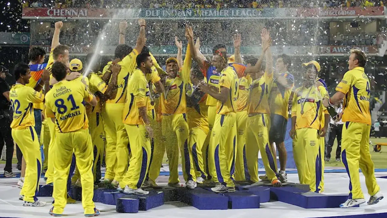 IPL 2011-చెన్నై సూపర్ కింగ్స్: చెన్నై సూపర్ కింగ్స్ IPL చరిత్రలో బ్యాక్ టు బ్యాక్ ఫైనల్స్ గెలిచిన మొదటి జట్టుగా నిలిచింది. ఆర్‌సీబీతో జరిగిన ఫైనల్లో 58 పరుగుల తేడాతో విజయం సాధించి ట్రోఫీని కైవసం చేసుకుంది.