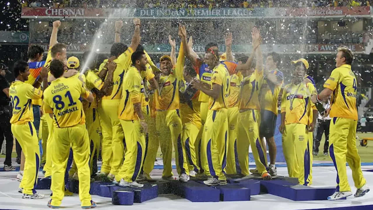 IPL 2011-చెన్నై సూపర్ కింగ్స్: చెన్నై సూపర్ కింగ్స్ IPL చరిత్రలో బ్యాక్ టు బ్యాక్ ఫైనల్స్ గెలిచిన మొదటి జట్టుగా నిలిచింది. ఆర్సీబీతో జరిగిన ఫైనల్లో 58 పరుగుల తేడాతో విజయం సాధించి ట్రోఫీని కైవసం చేసుకుంది.
