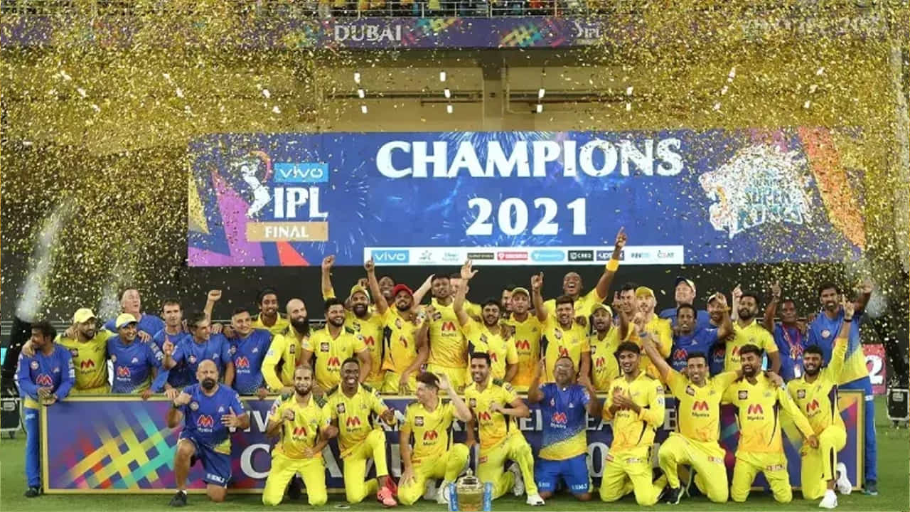 IPL 2021-చెన్నై సూపర్ కింగ్స్: IPL 2021లో చెన్నై సూపర్ కింగ్స్ ఛాంపియన్గా నిలిచింది. కోల్ కతా నైట్ రైడర్స్ తో జరిగిన ఫైనల్ మ్యాచ్ లో తొలుత బ్యాటింగ్ చేసిన సీఎస్ కే 3 వికెట్ల నష్టానికి 192 పరుగులు చేసింది. ఈ భారీ స్కోరును ఛేదించలేకపోయిన కేకేఆర్ 9 వికెట్లు కోల్పోయి 165 పరుగులు మాత్రమే చేయగలిగింది. దీంతో సీఎస్కే 27 పరుగుల తేడాతో గెలిచి ఛాంపియన్గా నిలిచింది.