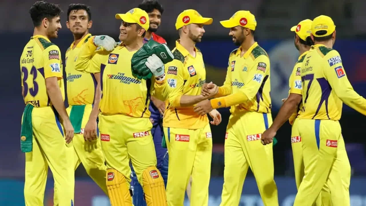 ఇలాంటి పరిస్థితుల్లో ధోనీ నిష్క్రమణ తర్వాత అతని స్థానంలో జట్టుకు కెప్టెన్సీ ఎవరు తీసుకుంటారనే పెద్ద ప్రశ్నగా మారింది. ఈ సమయంలో, రేసులో ముందంజలో ఉన్న ఇద్దరు పేర్లు ఓపెనింగ్ బ్యాట్స్‌మెన్ రుతురాజ్ గైక్వాడ్, మొదటిసారి CSK లో భాగమైన అజింక్యా రహానే వైపే అందరి చూపు నిలిచింది.