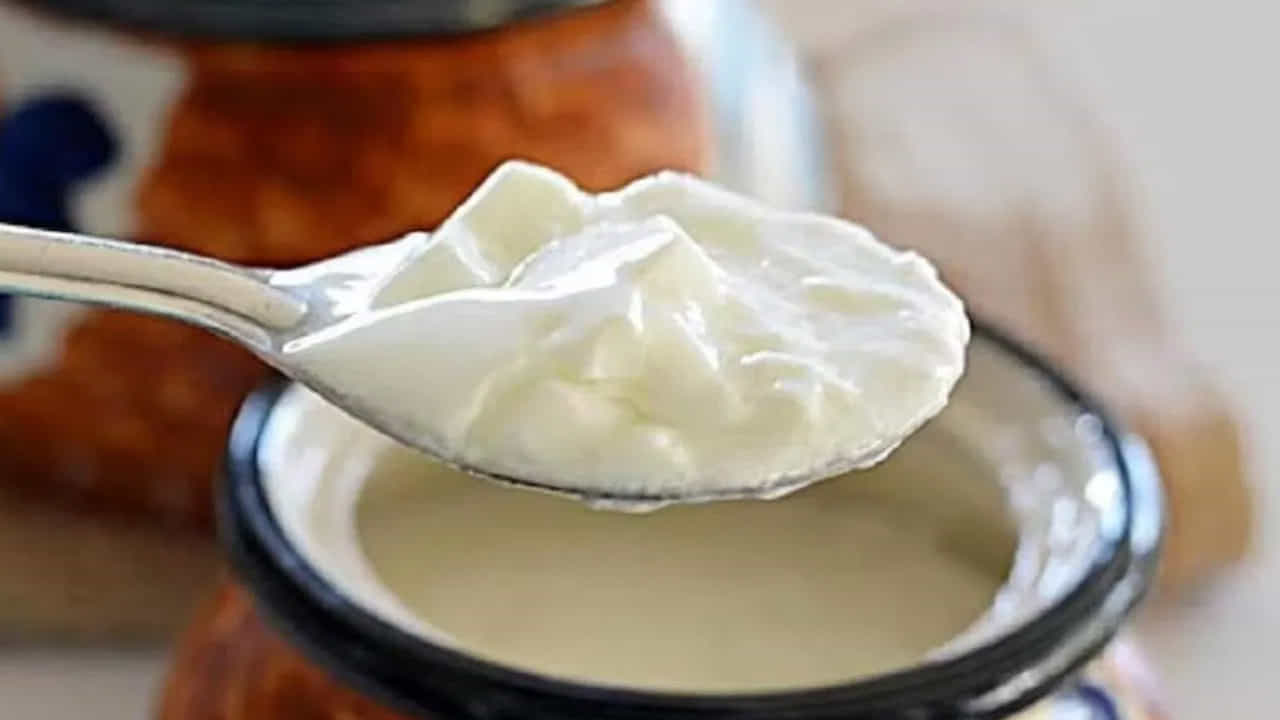 Curd- పెరుగు: పెరుగును టీతో కలిపి తినకూడదు. పెరుగుతో చేసిన ఏదైనా టీతో పాటు తినకూడదు.