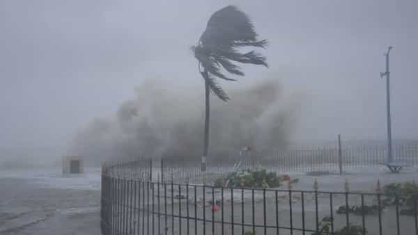 Cyclone Mocha: బంగ్లాదేశ్, మయన్మార్ దిశగా సైక్లోన్ మోచా.. సురక్షిత ప్రాంతాలకు ప్రజలు