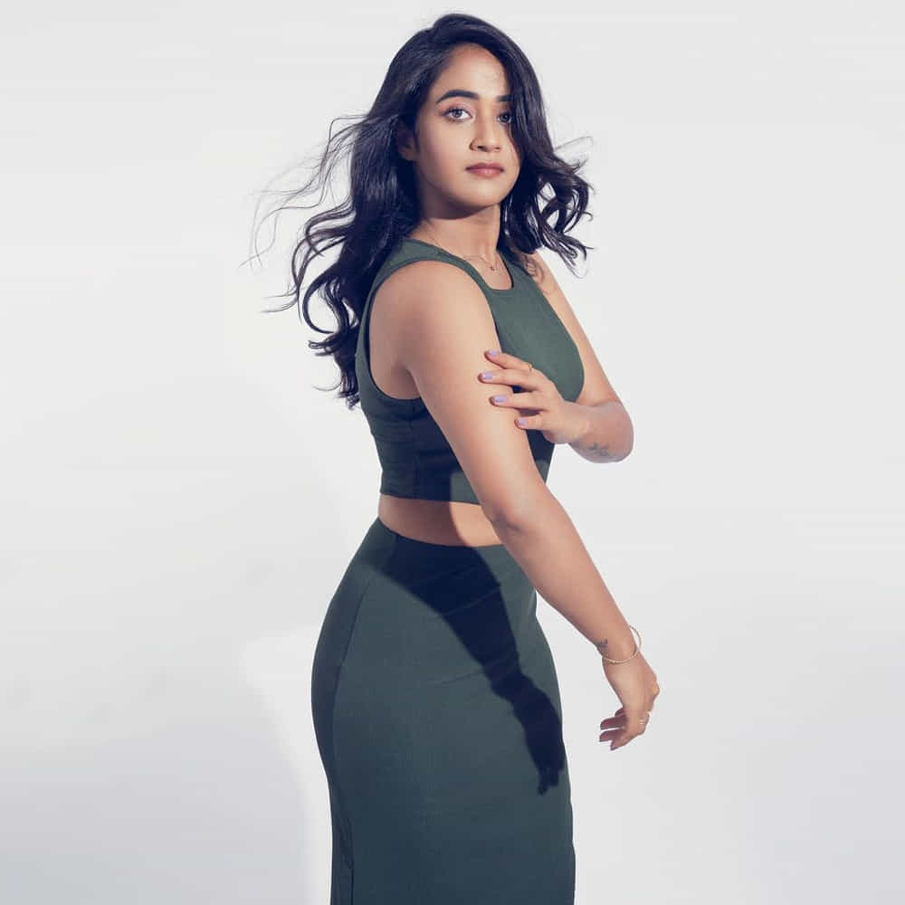 సోషల్ మీడియాతో సెలబ్రిటీగా మారిన దీప్తి సునయన గురించి అందరికీ పరిచయమే. డబ్ స్మాష్ వీడియోలతో మంచి గుర్తింపును అందుకున్న ఈ బ్యూటీ బిగ్ బాస్ లో కూడా అవకాశాన్ని అందుకుంది. వెండితెరపై కూడా నటించింది. బిగ్ బాస్ తెలుగు సీజన్ 2లో కంటెస్టెంట్గా తనదైన ప్రతిభతో ప్రేక్షకులకు చేరువైంది. తాజాగా ఇన్స్టాగ్రామ్లో ఈ భామ షేర్ చేసిన ఫోటోలు తెగ వైరల్ అవుతున్నాయి.