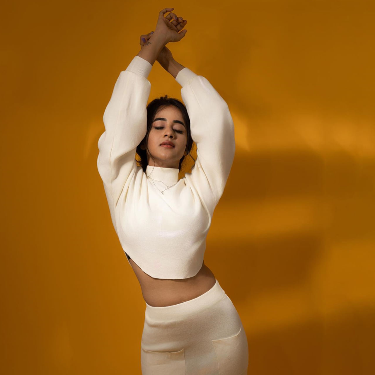 సోషల్ మీడియాతో సెలబ్రిటీగా మారిన దీప్తి సునయన గురించి అందరికీ పరిచయమే. డబ్ స్మాష్ వీడియోలతో మంచి గుర్తింపును అందుకున్న ఈ బ్యూటీ బిగ్ బాస్ లో కూడా అవకాశాన్ని అందుకుంది. వెండితెరపై కూడా నటించింది.	
