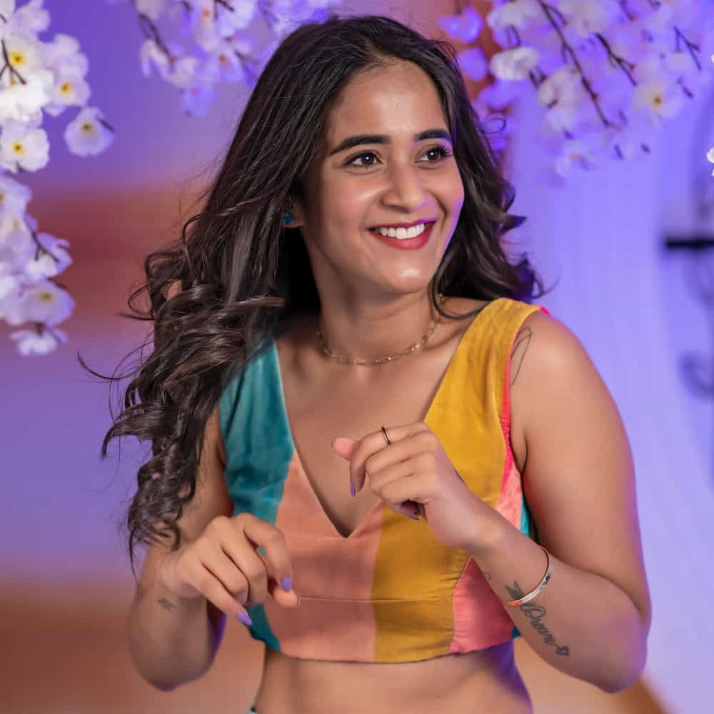సోషల్ మీడియాతో సెలబ్రిటీగా మారిన దీప్తి సునయన గురించి అందరికీ పరిచయమే. డబ్ స్మాష్ వీడియోలతో మంచి గుర్తింపును అందుకున్న ఈ బ్యూటీ బిగ్ బాస్ లో కూడా అవకాశాన్ని అందుకుంది. వెండితెరపై కూడా నటించింది.