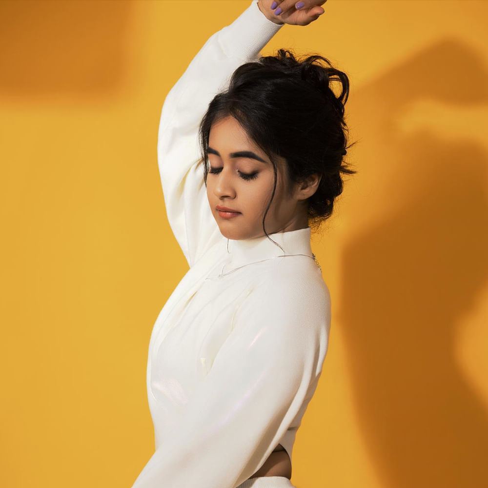 సోషల్ మీడియాతో సెలబ్రిటీగా మారిన దీప్తి సునయన గురించి అందరికీ పరిచయమే. డబ్ స్మాష్ వీడియోలతో మంచి గుర్తింపును అందుకున్న ఈ బ్యూటీ బిగ్ బాస్ లో కూడా అవకాశాన్ని అందుకుంది. వెండితెరపై కూడా నటించింది.	
