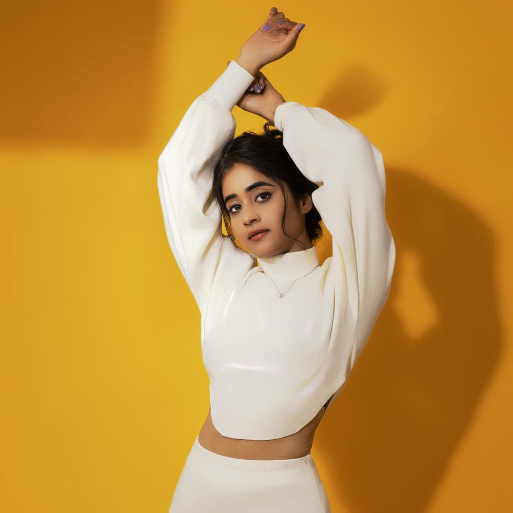 సోషల్ మీడియాతో సెలబ్రిటీగా మారిన దీప్తి సునయన గురించి అందరికీ పరిచయమే. డబ్ స్మాష్ వీడియోలతో మంచి గుర్తింపును అందుకున్న ఈ బ్యూటీ బిగ్ బాస్ లో కూడా అవకాశాన్ని అందుకుంది. వెండితెరపై కూడా నటించింది.	
