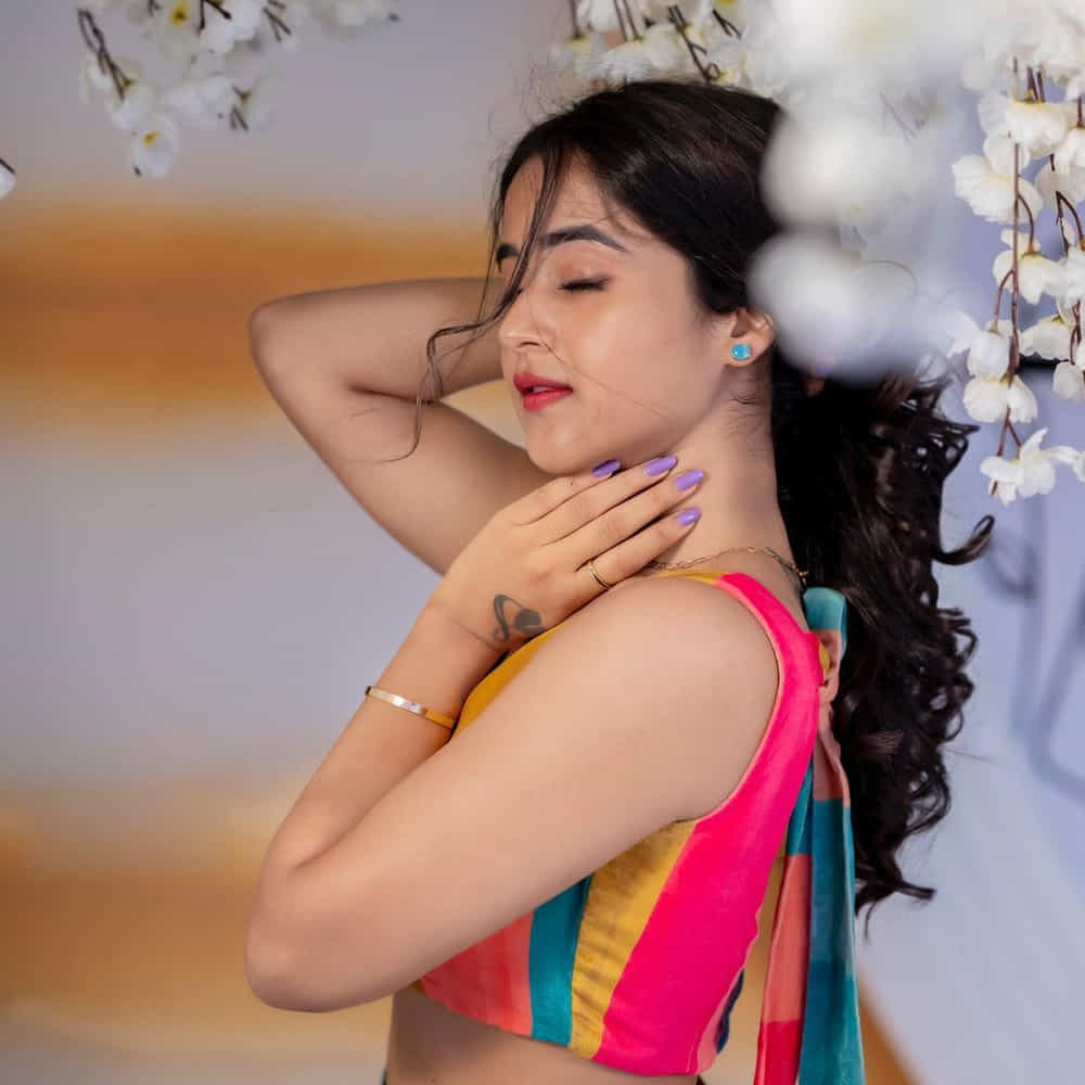 సోషల్ మీడియాతో సెలబ్రిటీగా మారిన దీప్తి సునయన గురించి అందరికీ పరిచయమే. డబ్ స్మాష్ వీడియోలతో మంచి గుర్తింపును అందుకున్న ఈ బ్యూటీ బిగ్ బాస్ లో కూడా అవకాశాన్ని అందుకుంది. వెండితెరపై కూడా నటించింది.