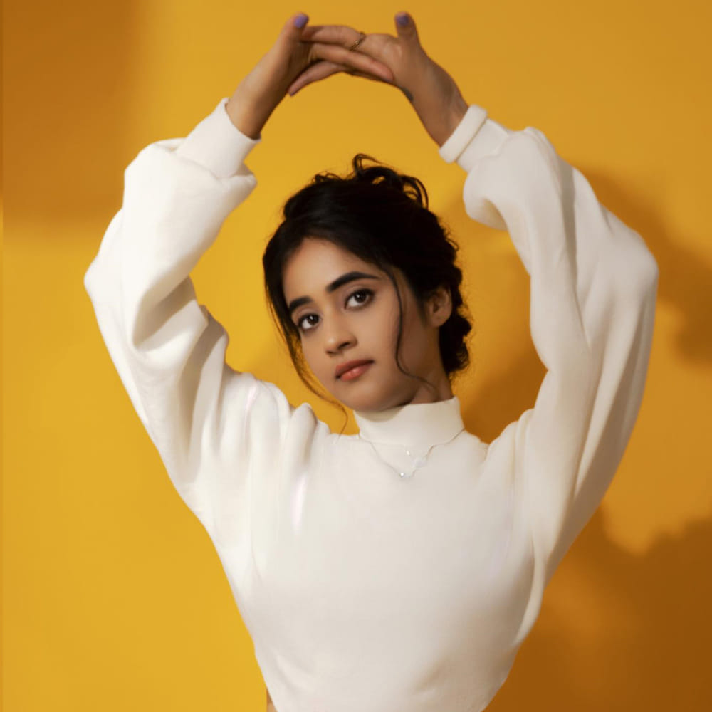 సోషల్ మీడియాతో సెలబ్రిటీగా మారిన దీప్తి సునయన గురించి అందరికీ పరిచయమే. డబ్ స్మాష్ వీడియోలతో మంచి గుర్తింపును అందుకున్న ఈ బ్యూటీ బిగ్ బాస్ లో కూడా అవకాశాన్ని అందుకుంది. వెండితెరపై కూడా నటించింది.	
