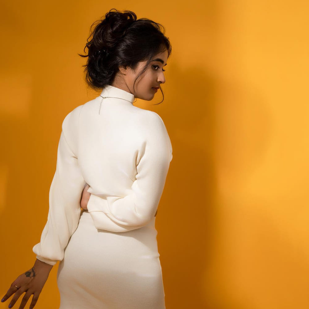 సోషల్ మీడియాతో సెలబ్రిటీగా మారిన దీప్తి సునయన గురించి అందరికీ పరిచయమే. డబ్ స్మాష్ వీడియోలతో మంచి గుర్తింపును అందుకున్న ఈ బ్యూటీ బిగ్ బాస్ లో కూడా అవకాశాన్ని అందుకుంది. వెండితెరపై కూడా నటించింది.	
