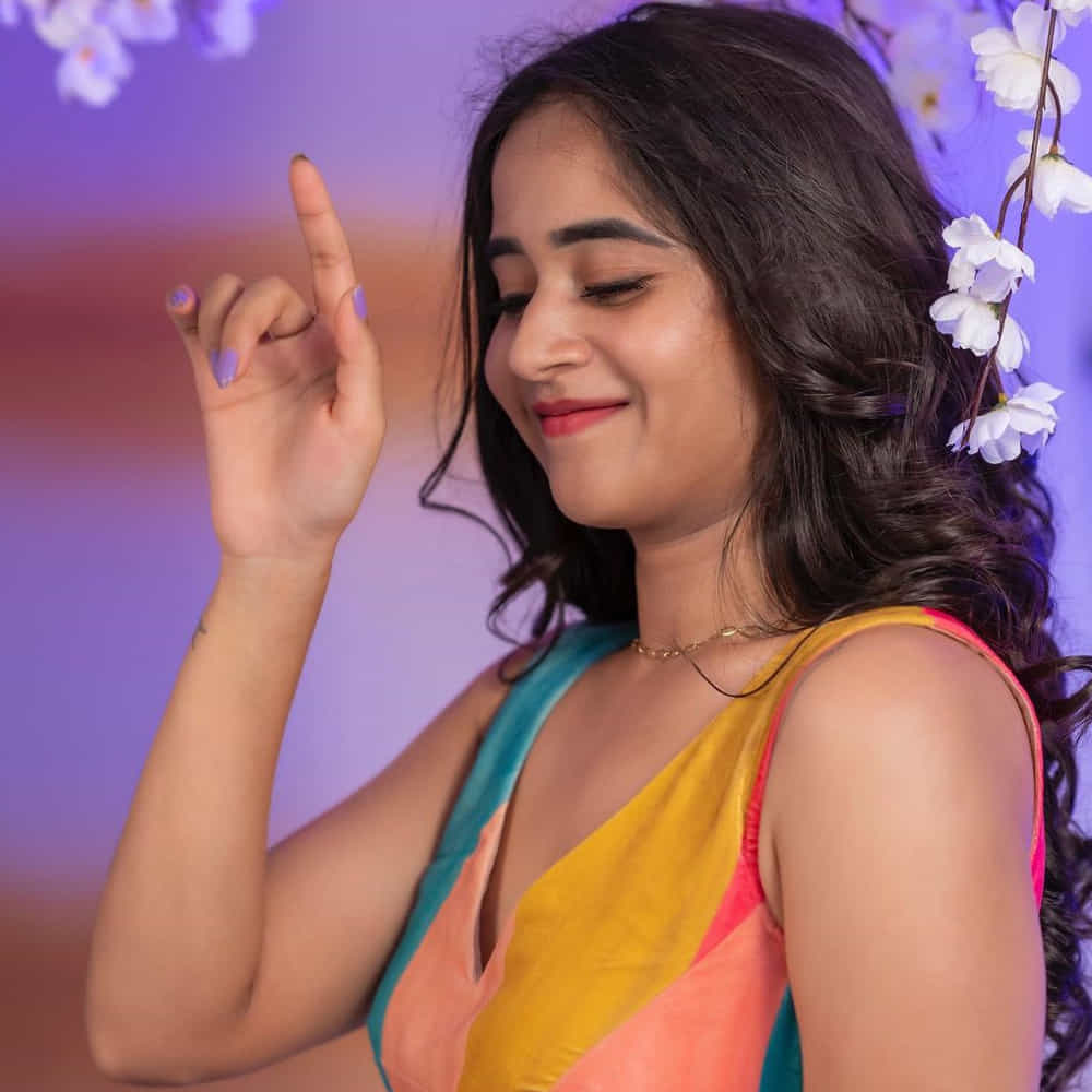 సోషల్ మీడియాతో సెలబ్రిటీగా మారిన దీప్తి సునయన గురించి అందరికీ పరిచయమే. డబ్ స్మాష్ వీడియోలతో మంచి గుర్తింపును అందుకున్న ఈ బ్యూటీ బిగ్ బాస్ లో కూడా అవకాశాన్ని అందుకుంది. వెండితెరపై కూడా నటించింది.