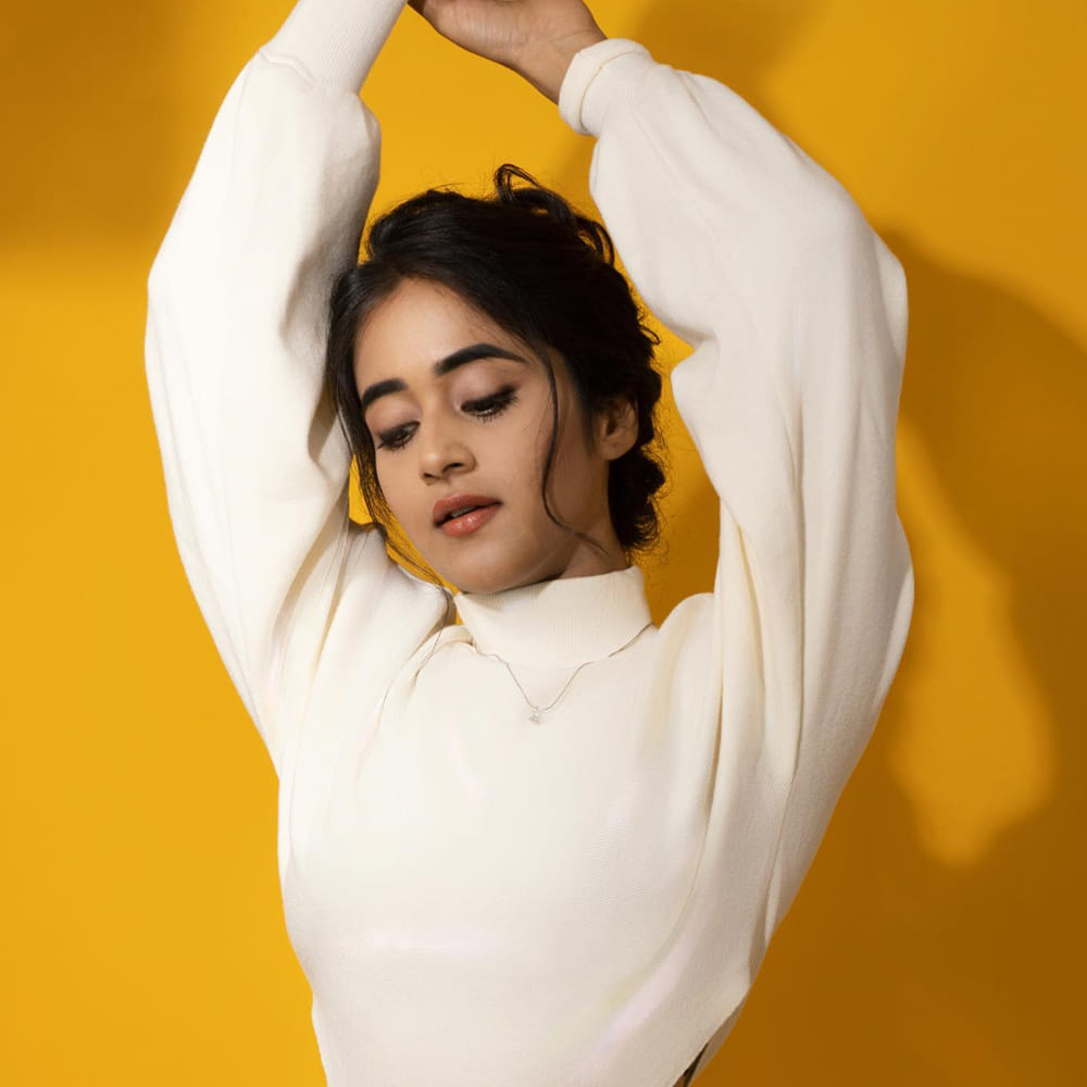 సోషల్ మీడియాతో సెలబ్రిటీగా మారిన దీప్తి సునయన గురించి అందరికీ పరిచయమే. డబ్ స్మాష్ వీడియోలతో మంచి గుర్తింపును అందుకున్న ఈ బ్యూటీ బిగ్ బాస్ లో కూడా అవకాశాన్ని అందుకుంది. వెండితెరపై కూడా నటించింది.	
