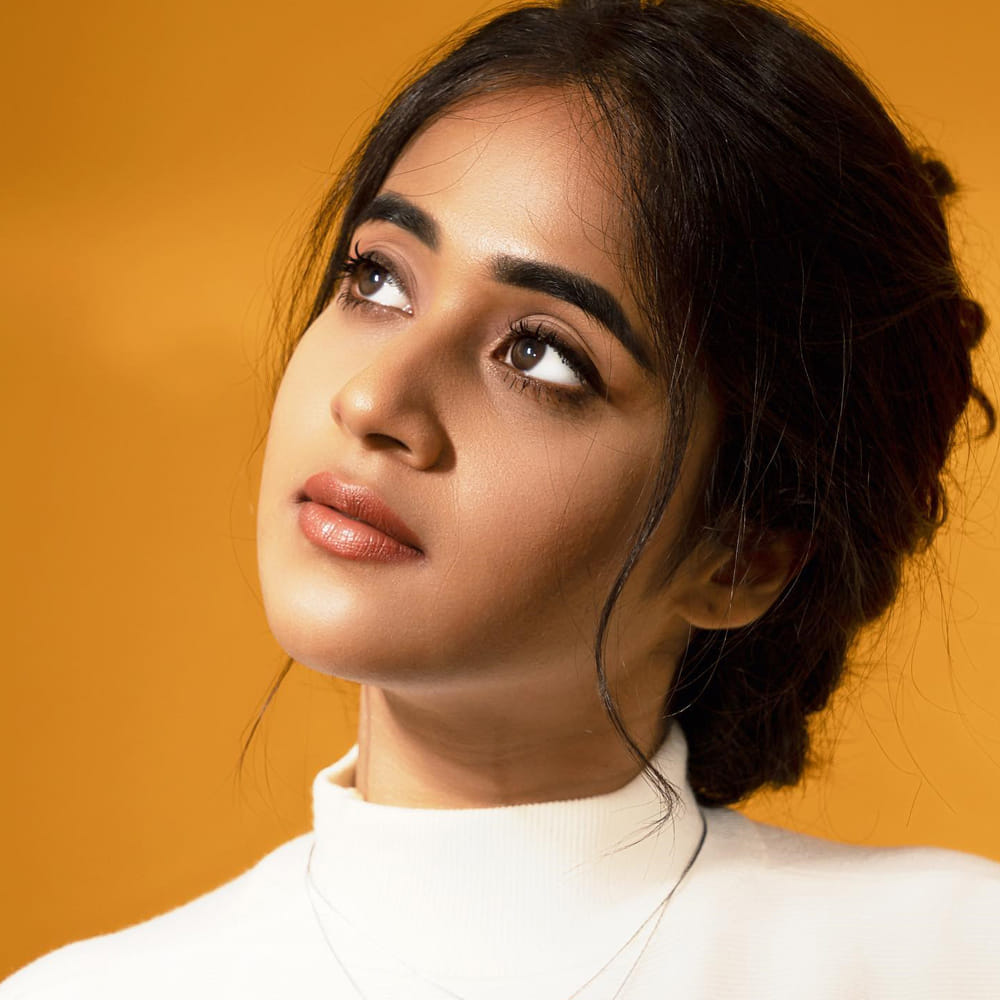 సోషల్ మీడియాతో సెలబ్రిటీగా మారిన దీప్తి సునయన గురించి అందరికీ పరిచయమే. డబ్ స్మాష్ వీడియోలతో మంచి గుర్తింపును అందుకున్న ఈ బ్యూటీ బిగ్ బాస్ లో కూడా అవకాశాన్ని అందుకుంది. వెండితెరపై కూడా నటించింది.	
