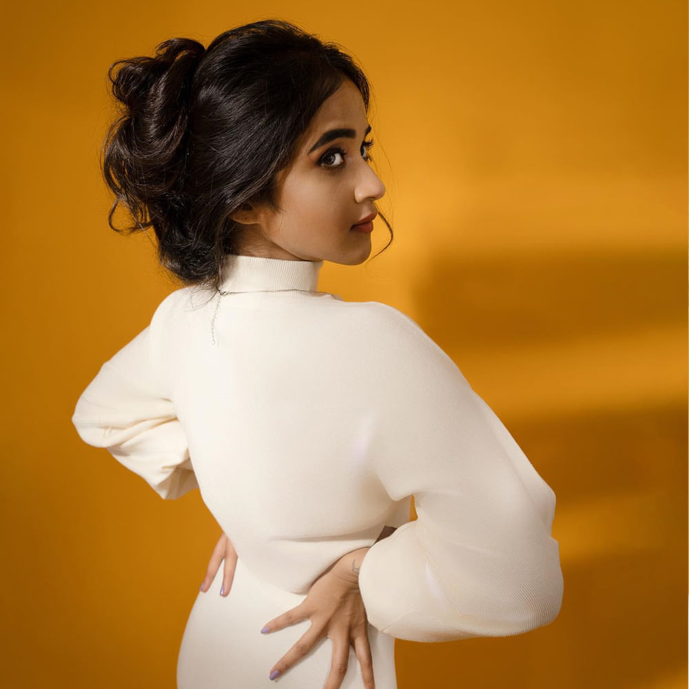 సోషల్ మీడియాతో సెలబ్రిటీగా మారిన దీప్తి సునయన గురించి అందరికీ పరిచయమే. డబ్ స్మాష్ వీడియోలతో మంచి గుర్తింపును అందుకున్న ఈ బ్యూటీ బిగ్ బాస్ లో కూడా అవకాశాన్ని అందుకుంది. వెండితెరపై కూడా నటించింది.	
