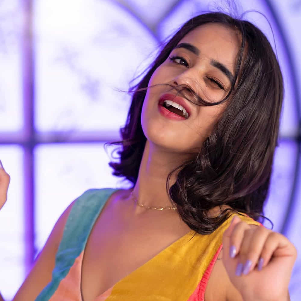 సోషల్ మీడియాతో సెలబ్రిటీగా మారిన దీప్తి సునయన గురించి అందరికీ పరిచయమే. డబ్ స్మాష్ వీడియోలతో మంచి గుర్తింపును అందుకున్న ఈ బ్యూటీ బిగ్ బాస్ లో కూడా అవకాశాన్ని అందుకుంది. వెండితెరపై కూడా నటించింది.
