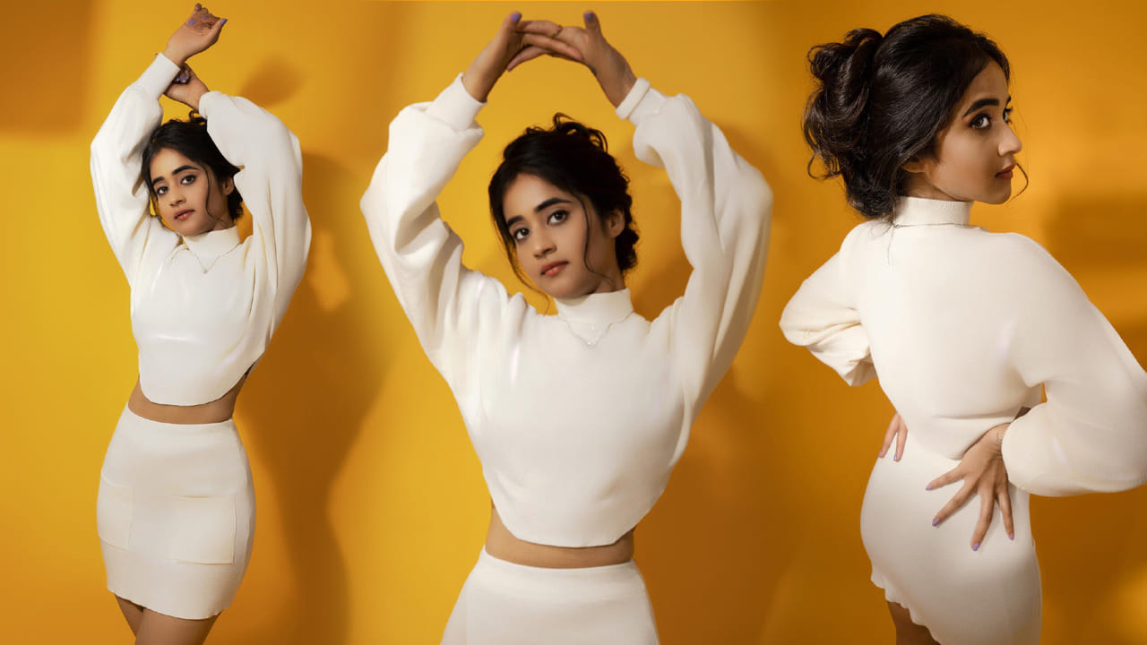 సోషల్ మీడియాతో సెలబ్రిటీగా మారిన దీప్తి సునయన గురించి అందరికీ పరిచయమే. డబ్ స్మాష్ వీడియోలతో మంచి గుర్తింపును అందుకున్న ఈ బ్యూటీ బిగ్ బాస్ లో కూడా అవకాశాన్ని అందుకుంది. వెండితెరపై కూడా నటించింది.	
