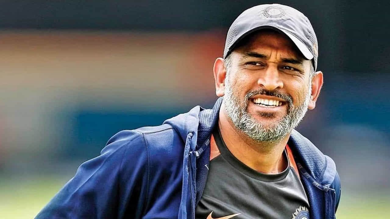 ధోనీ మార్చి 2020లో ఫిన్టెక్ కంపెనీ ఖాతాబుక్ తో బ్రాండ్ అంబాసిడర్గా అగ్రిమెంట్ చేసుకున్నాడు. అంతేకాదు.. కంపెనీలో పెట్టుబడులు కూడా భారీగానే పెట్టాడు. ఈ స్టార్టప్ కంపెనీ MSME రంగానికి సేవలను అందిస్తుంది.