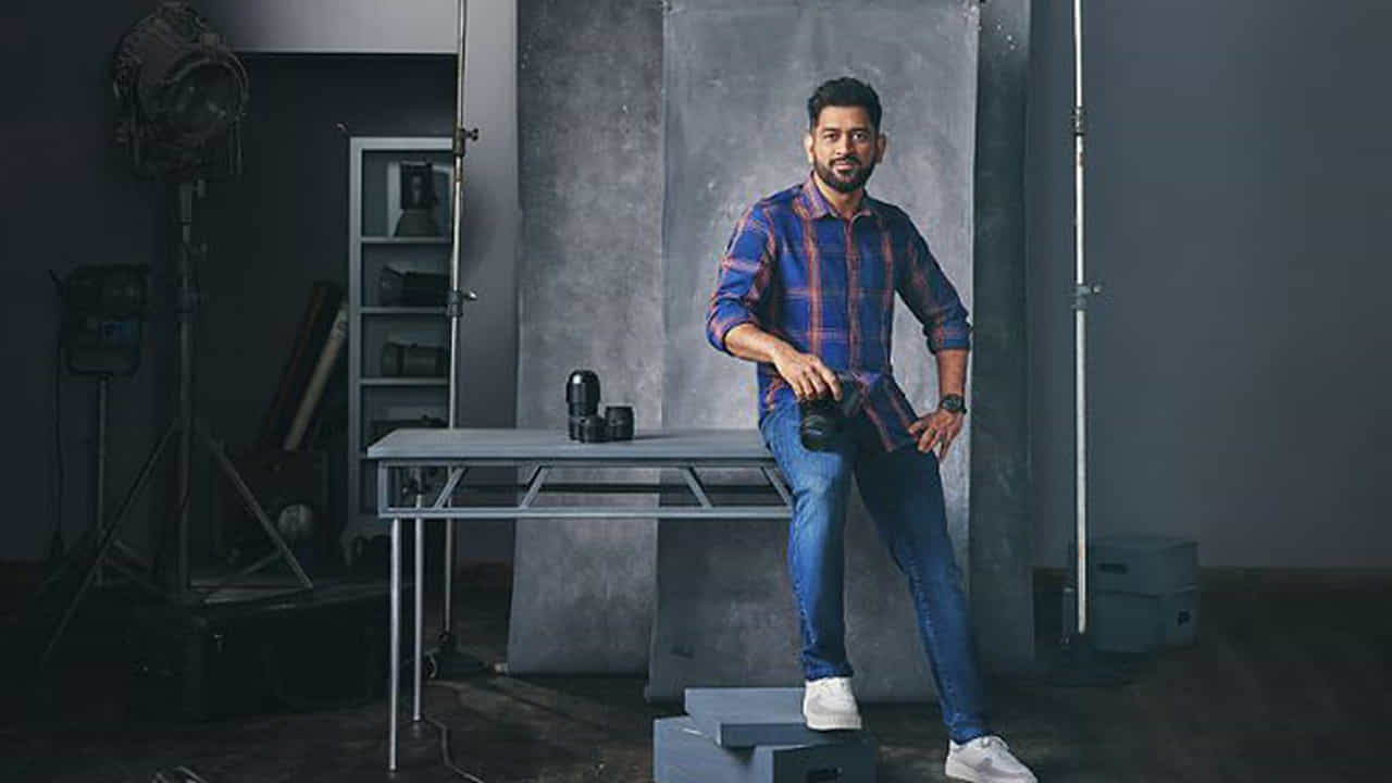 ముంబైకి చెందిన పారిశ్రామికవేత్త మోహిత్ భాగ్చందానీ ఫుడ్ అండ్ బెవరేజెస్ స్టార్టప్ 7ఇంక్ బ్రూస్ను ప్రారంభించారు. ఇందులో ధోనీకి కూడా వాటా ఉంది. ఈ కంపెనీ చాక్లెట్ నుండి అనేక రకాల డ్రింక్స్ను తయారు చేస్తుంది. ధోని ప్రసిద్ధ హెలికాప్టర్ షాట్ పేరుతో కంపెనీ Copter7 చాక్లెట్ బ్రాండ్ను కూడా విడుదల చేసింది.