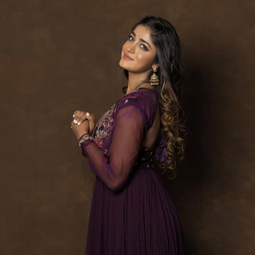 స్పెషల్ సాంగ్ చేసి స్పెషల్ అట్రాక్షన్గా నిలిచిన డింపుల్ హయాతి టాలీవుడ్ లో ఇప్పుడిప్పుడే బిజీగా మారుతుంది. ఇటీవలే హీరోయిన్ గా ఖిలాడి సినిమాలో నటించి మెప్పించింది ఈ ముద్దుగుమ్మ. ఎప్పుడు సోషల్ మీడియాలో ఫొటోస్ షేర్ చేస్తూ అందరిని ఆకట్టుకుంటుంది.తాజా ఫొటోస్ పై మీరు ఓ లుక్కెయ్యండి.