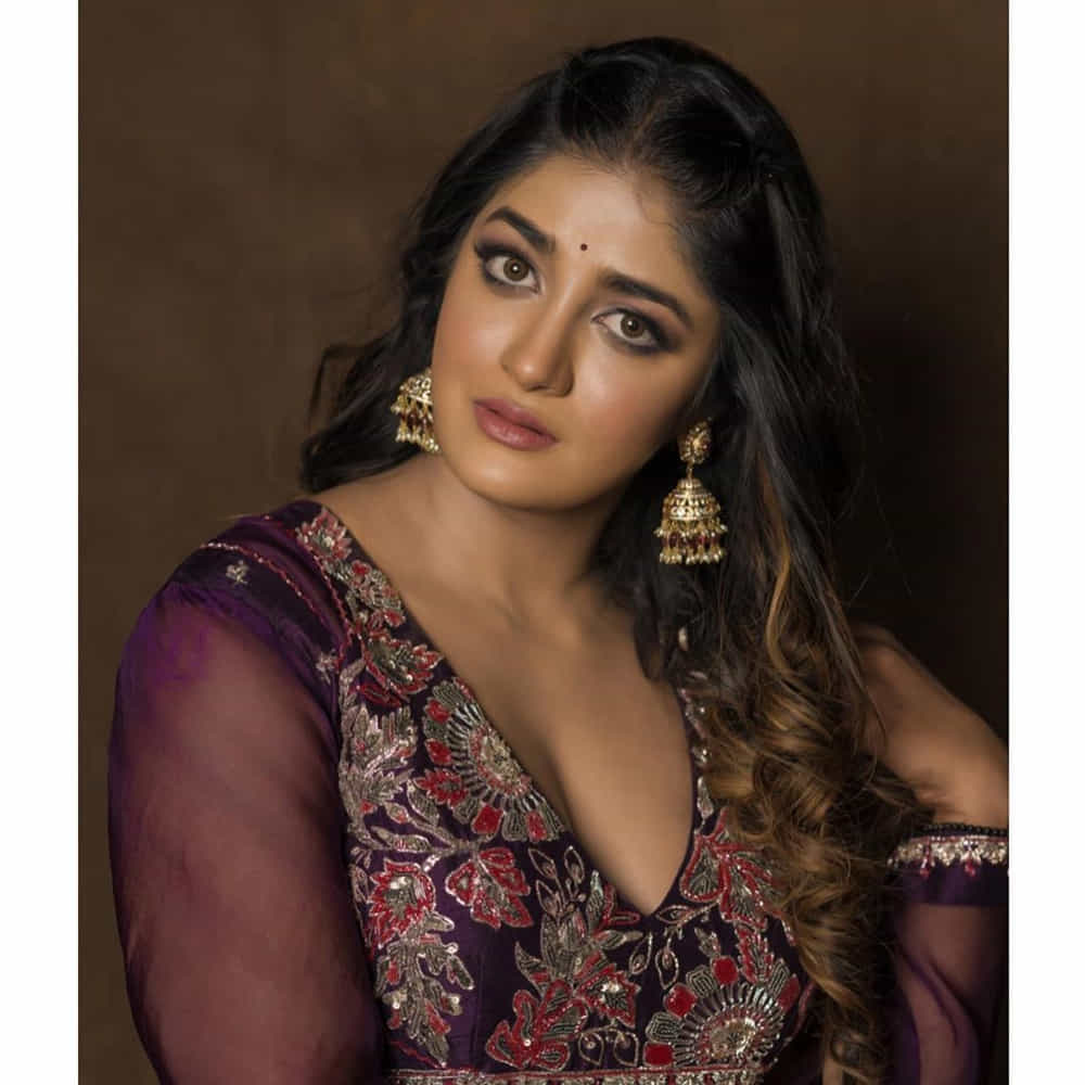 స్పెషల్ సాంగ్ చేసి స్పెషల్ అట్రాక్షన్గా నిలిచిన డింపుల్ హయాతి టాలీవుడ్ లో ఇప్పుడిప్పుడే బిజీగా మారుతుంది. ఇటీవలే హీరోయిన్ గా ఖిలాడి సినిమాలో నటించి మెప్పించింది ఈ ముద్దుగుమ్మ. ఎప్పుడు సోషల్ మీడియాలో ఫొటోస్ షేర్ చేస్తూ అందరిని ఆకట్టుకుంటుంది.తాజా ఫొటోస్ పై మీరు ఓ లుక్కెయ్యండి.
