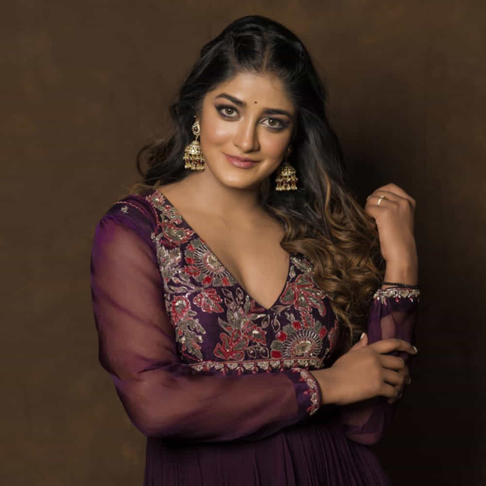 మీ సార్ ఐపీఎస్ అధికారి అయితే మేం భయపడాలా అంటూ అర్థం పర్థం లేకుండా మాట్లాడటమే కాకుండా పోలీసులను కించపరిచే విధంగా ప్రవర్తిస్తున్నది. ఈ కారుకు భద్రతగా ఏర్పాటు చేసిన కోన్స్ను కూడా ఆమె పీకిపడేసేది.