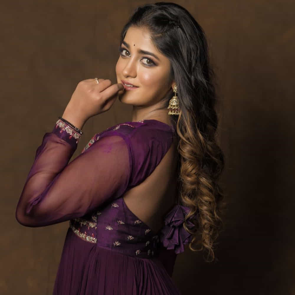 డ్రైవర్ నచ్చజెప్పేందుకు చూసినా ఆమె వినిపించుకోకపోగా ఆగడాలు రోజురోజుకు శృతిమించాయి. దీంతో అధికారి డ్రైవర్ చేతన్కుమార్ పోలీసులకు ఫిర్యాదు చేశాడు. జూబ్లీహిల్స్ పోలీసులు డింపుల్పై ప్రభుత్వ ఆస్తులను ధ్వంసం చేసిన ఘటనలో ఐపీసీ సెక్షన్ 353, 341, 279 కింద కేసు నమోదు చేసి సోమవారం విచారణకు పిలిపించారు.