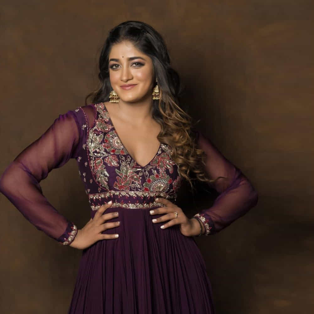 స్పెషల్ సాంగ్ చేసి స్పెషల్ అట్రాక్షన్గా నిలిచిన డింపుల్ హయాతి టాలీవుడ్ లో ఇప్పుడిప్పుడే బిజీగా మారుతుంది. ఇటీవలే హీరోయిన్ గా ఖిలాడి సినిమాలో నటించి మెప్పించింది ఈ ముద్దుగుమ్మ. ఎప్పుడు సోషల్ మీడియాలో ఫొటోస్ షేర్ చేస్తూ అందరిని ఆకట్టుకుంటుంది.తాజా ఫొటోస్ పై మీరు ఓ లుక్కెయ్యండి.