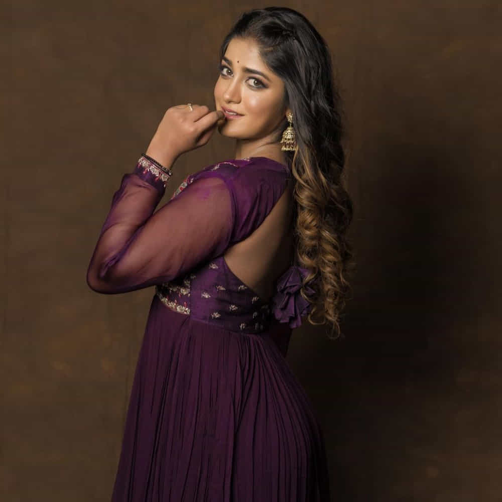స్పెషల్ సాంగ్ చేసి స్పెషల్ అట్రాక్షన్గా నిలిచిన డింపుల్ హయాతి టాలీవుడ్ లో ఇప్పుడిప్పుడే బిజీగా మారుతుంది. ఇటీవలే హీరోయిన్ గా ఖిలాడి సినిమాలో నటించి మెప్పించింది ఈ ముద్దుగుమ్మ. ఎప్పుడు సోషల్ మీడియాలో ఫొటోస్ షేర్ చేస్తూ అందరిని ఆకట్టుకుంటుంది.తాజా ఫొటోస్ పై మీరు ఓ లుక్కెయ్యండి.