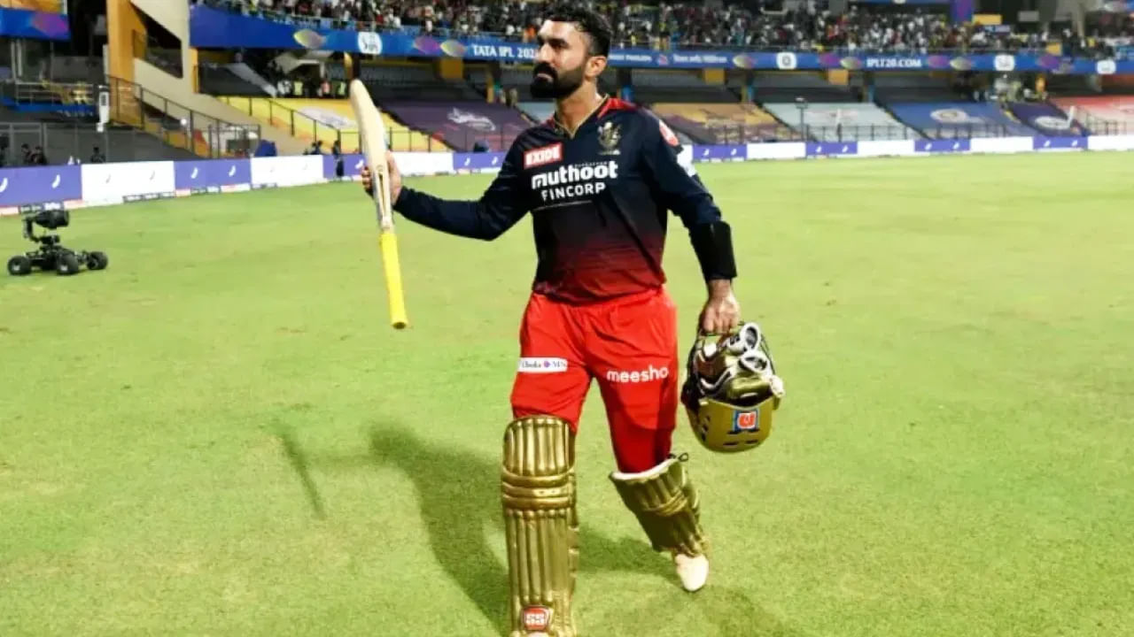 IPL 2023 RCB vs GT: బెంగళూరులోని చిన్నస్వామి స్టేడియంలో గుజరాత్ టైటాన్స్‌తో జరిగిన మ్యాచ్‌లో దినేష్ కార్తీక్ డక్ అవుట్ కావడం ద్వారా చెత్త రికార్డ్ నమోదు చేశాడు.