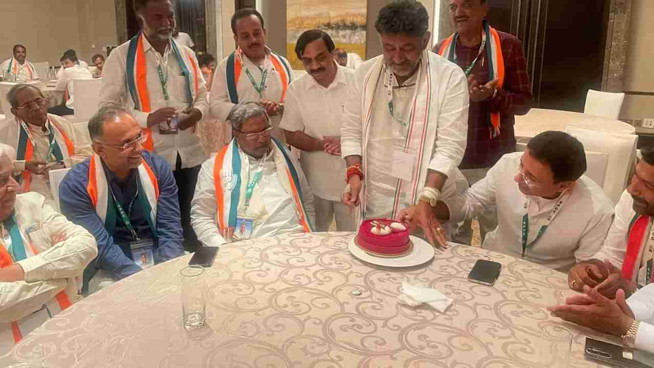 DK Shivakumar Birthday: అర్ధరాత్రి కేక్ కట్ చేసి సిద్ధకు తినిపించిన డీకే.. ఢిల్లీకి చేరిన కర్ణాటక కుర్చీ రాజకీయం..