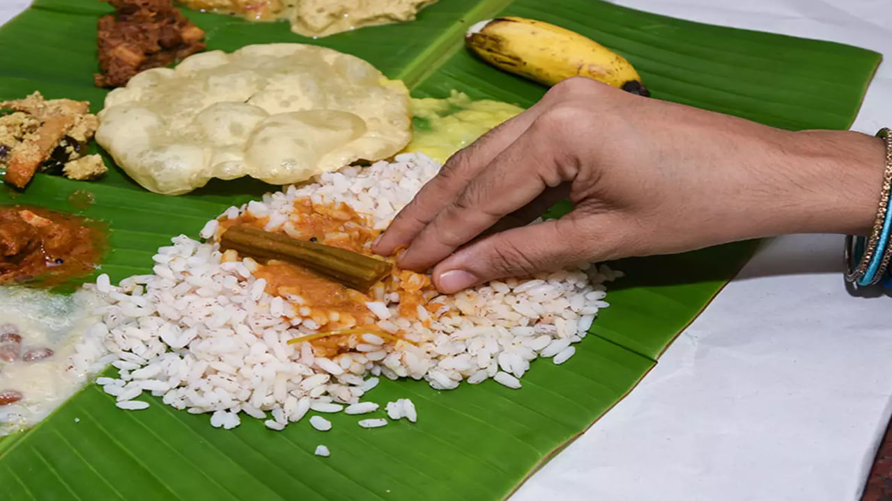 నిజానికి, భారతదేశం, ఆయుర్వేదం పాత సంప్రదాయాలలో చేతులతో తినడం గురించి ప్రస్తావించబడింది. కొంతమంది ఆయుర్వేద నిపుణులు చేతి ఐదు వేళ్లు ఐదు మూలకాలకు సమానమని నమ్ముతారు. 