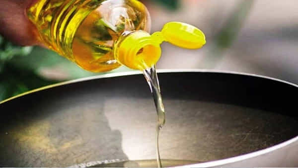 Oil Price: వినియోగదారులకు గుడ్న్యూస్.. తగ్గుముఖం పడుతున్న వంటనూనె ధరలు