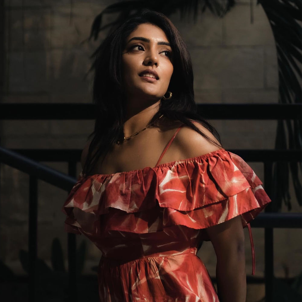 తెలుగమ్మాయి ఈషా రెబ్బ అందానికి ఫిదా కానీ కుర్రకారు ఉండరు అనడంలో అతిశయోక్తి లేదు. ఈషా రెబ్బా అంతకుముందు ఆ తర్వాత చిత్రంతో వెండితెరకు పరిచయమైంది. మొదటి సినిమాతోనే అందం, అభినయంపరంగా మంచి మార్కులు తెచ్చుకుంది. త్రివిక్రమ్ దర్శకత్వం వహించిన అరవింద సమేతలో పూజాహెగ్డే సిస్టర్ గా నటించింది ఈషా. ఇటీవలే 3 రోజెస్ అనే వెబ్ సిరీస్ లోనూ నటించింది ఈ చిన్నది. ప్రస్తుతం సుదీర్ బాబుకు జోడిగా మామ మశ్చేంద్ర చిత్రంలో నటిస్తుంది.