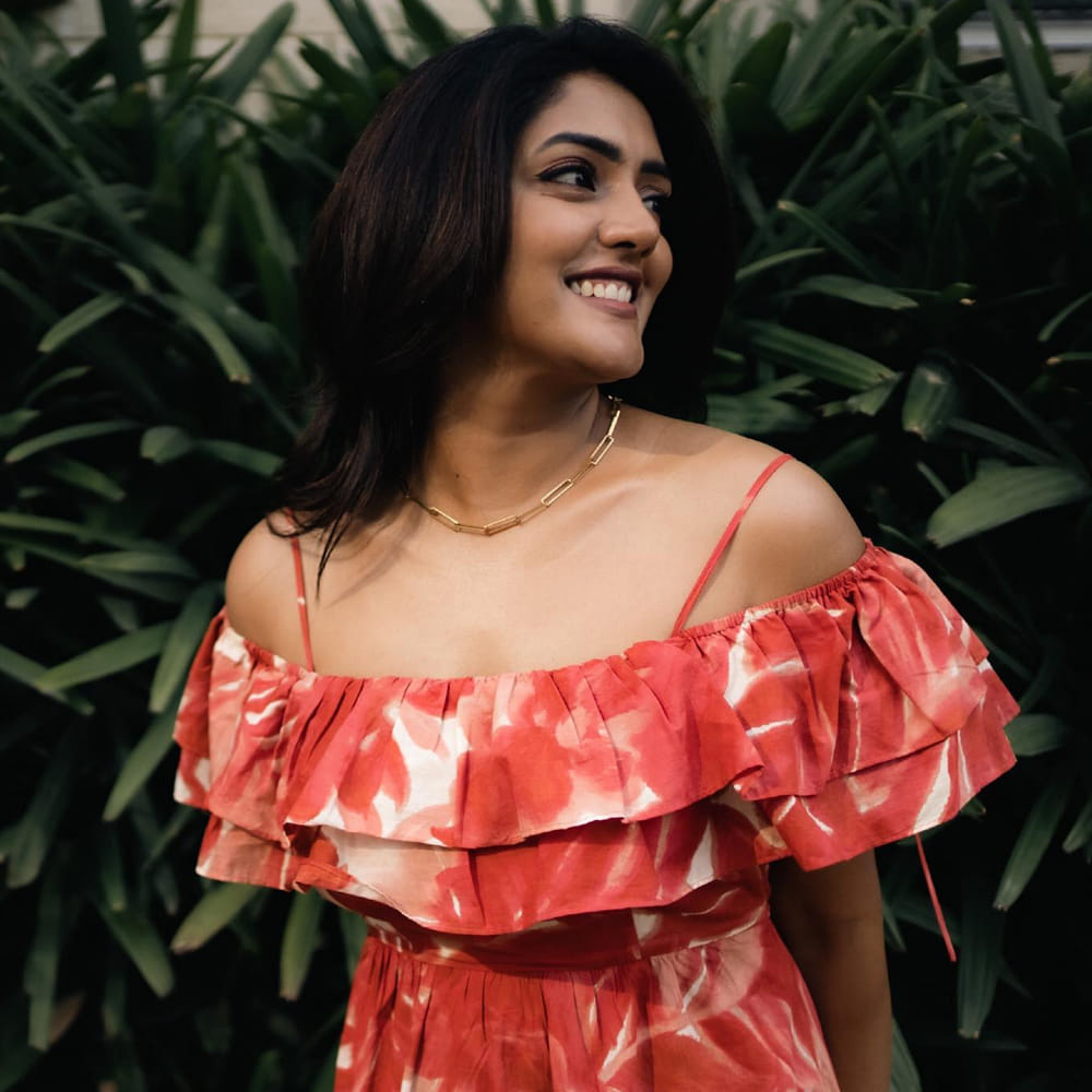 తెలుగమ్మాయి ఈషా రెబ్బ అందానికి ఫిదా కానీ కుర్రకారు ఉండరు అనడంలో అతిశయోక్తి లేదు. ఈషా రెబ్బా అంతకుముందు ఆ తర్వాత చిత్రంతో వెండితెరకు పరిచయమైంది. మొదటి సినిమాతోనే అందం, అభినయంపరంగా మంచి మార్కులు తెచ్చుకుంది. త్రివిక్రమ్ దర్శకత్వం వహించిన అరవింద సమేతలో పూజాహెగ్డే సిస్టర్ గా నటించింది ఈషా. ఇటీవలే 3 రోజెస్ అనే వెబ్ సిరీస్ లోనూ నటించింది ఈ చిన్నది. ప్రస్తుతం సుదీర్ బాబుకు జోడిగా మామ మశ్చేంద్ర చిత్రంలో నటిస్తుంది.

