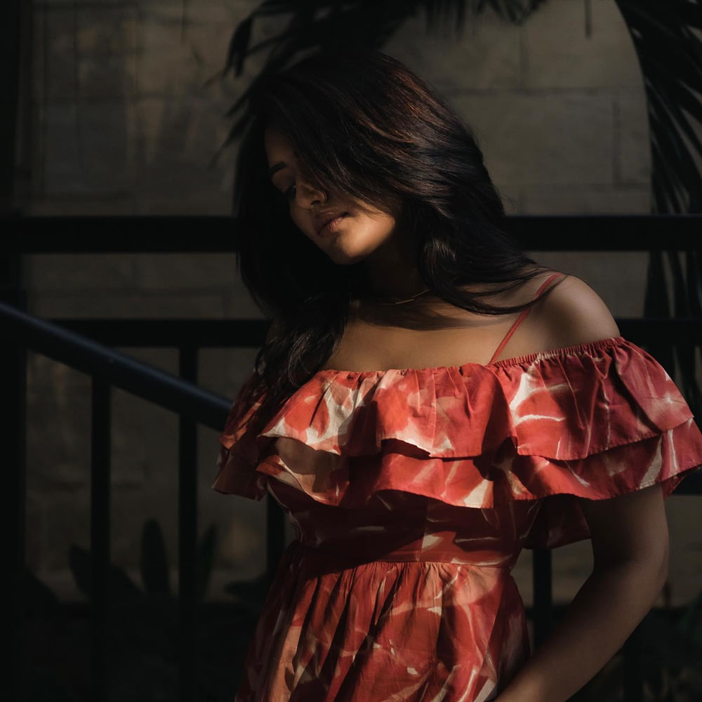 తెలుగమ్మాయి ఈషా రెబ్బ అందానికి ఫిదా కానీ కుర్రకారు ఉండరు అనడంలో అతిశయోక్తి లేదు. ఈషా రెబ్బా అంతకుముందు ఆ తర్వాత చిత్రంతో వెండితెరకు పరిచయమైంది. మొదటి సినిమాతోనే అందం, అభినయంపరంగా మంచి మార్కులు తెచ్చుకుంది. త్రివిక్రమ్ దర్శకత్వం వహించిన అరవింద సమేతలో పూజాహెగ్డే సిస్టర్ గా నటించింది ఈషా. ఇటీవలే 3 రోజెస్ అనే వెబ్ సిరీస్ లోనూ నటించింది ఈ చిన్నది. ప్రస్తుతం సుదీర్ బాబుకు జోడిగా మామ మశ్చేంద్ర చిత్రంలో నటిస్తుంది.

