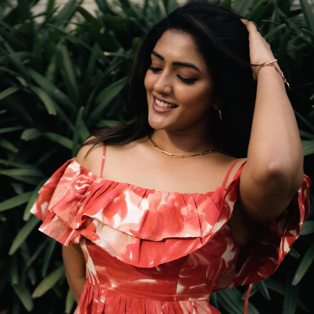 తెలుగమ్మాయి ఈషా రెబ్బ అందానికి ఫిదా కానీ కుర్రకారు ఉండరు అనడంలో అతిశయోక్తి లేదు. ఈషా రెబ్బా అంతకుముందు ఆ తర్వాత చిత్రంతో వెండితెరకు పరిచయమైంది. మొదటి సినిమాతోనే అందం, అభినయంపరంగా మంచి మార్కులు తెచ్చుకుంది. త్రివిక్రమ్ దర్శకత్వం వహించిన అరవింద సమేతలో పూజాహెగ్డే సిస్టర్ గా నటించింది ఈషా. ఇటీవలే 3 రోజెస్ అనే వెబ్ సిరీస్ లోనూ నటించింది ఈ చిన్నది. ప్రస్తుతం సుదీర్ బాబుకు జోడిగా మామ మశ్చేంద్ర చిత్రంలో నటిస్తుంది.

