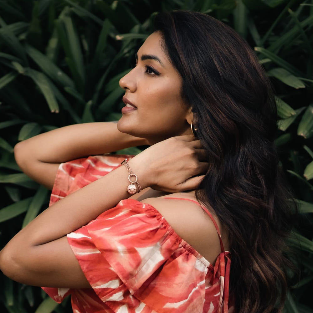 తెలుగమ్మాయి ఈషా రెబ్బ అందానికి ఫిదా కానీ కుర్రకారు ఉండరు అనడంలో అతిశయోక్తి లేదు. ఈషా రెబ్బా అంతకుముందు ఆ తర్వాత చిత్రంతో వెండితెరకు పరిచయమైంది. మొదటి సినిమాతోనే అందం, అభినయంపరంగా మంచి మార్కులు తెచ్చుకుంది. త్రివిక్రమ్ దర్శకత్వం వహించిన అరవింద సమేతలో పూజాహెగ్డే సిస్టర్ గా నటించింది ఈషా. ఇటీవలే 3 రోజెస్ అనే వెబ్ సిరీస్ లోనూ నటించింది ఈ చిన్నది. ప్రస్తుతం సుదీర్ బాబుకు జోడిగా మామ మశ్చేంద్ర చిత్రంలో నటిస్తుంది.

