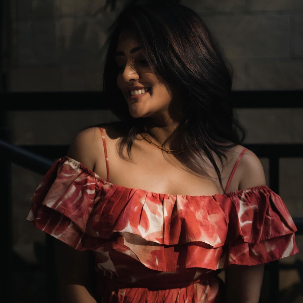 తెలుగమ్మాయి ఈషా రెబ్బ అందానికి ఫిదా కానీ కుర్రకారు ఉండరు అనడంలో అతిశయోక్తి లేదు. ఈషా రెబ్బా అంతకుముందు ఆ తర్వాత చిత్రంతో వెండితెరకు పరిచయమైంది. మొదటి సినిమాతోనే అందం, అభినయంపరంగా మంచి మార్కులు తెచ్చుకుంది. త్రివిక్రమ్ దర్శకత్వం వహించిన అరవింద సమేతలో పూజాహెగ్డే సిస్టర్ గా నటించింది ఈషా. ఇటీవలే 3 రోజెస్ అనే వెబ్ సిరీస్ లోనూ నటించింది ఈ చిన్నది. ప్రస్తుతం సుదీర్ బాబుకు జోడిగా మామ మశ్చేంద్ర చిత్రంలో నటిస్తుంది.

