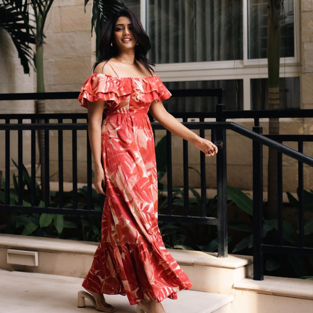 తెలుగమ్మాయి ఈషా రెబ్బ అందానికి ఫిదా కానీ కుర్రకారు ఉండరు అనడంలో అతిశయోక్తి లేదు. ఈషా రెబ్బా అంతకుముందు ఆ తర్వాత చిత్రంతో వెండితెరకు పరిచయమైంది. మొదటి సినిమాతోనే అందం, అభినయంపరంగా మంచి మార్కులు తెచ్చుకుంది. త్రివిక్రమ్ దర్శకత్వం వహించిన అరవింద సమేతలో పూజాహెగ్డే సిస్టర్ గా నటించింది ఈషా. ఇటీవలే 3 రోజెస్ అనే వెబ్ సిరీస్ లోనూ నటించింది ఈ చిన్నది. ప్రస్తుతం సుదీర్ బాబుకు జోడిగా మామ మశ్చేంద్ర చిత్రంలో నటిస్తుంది.

