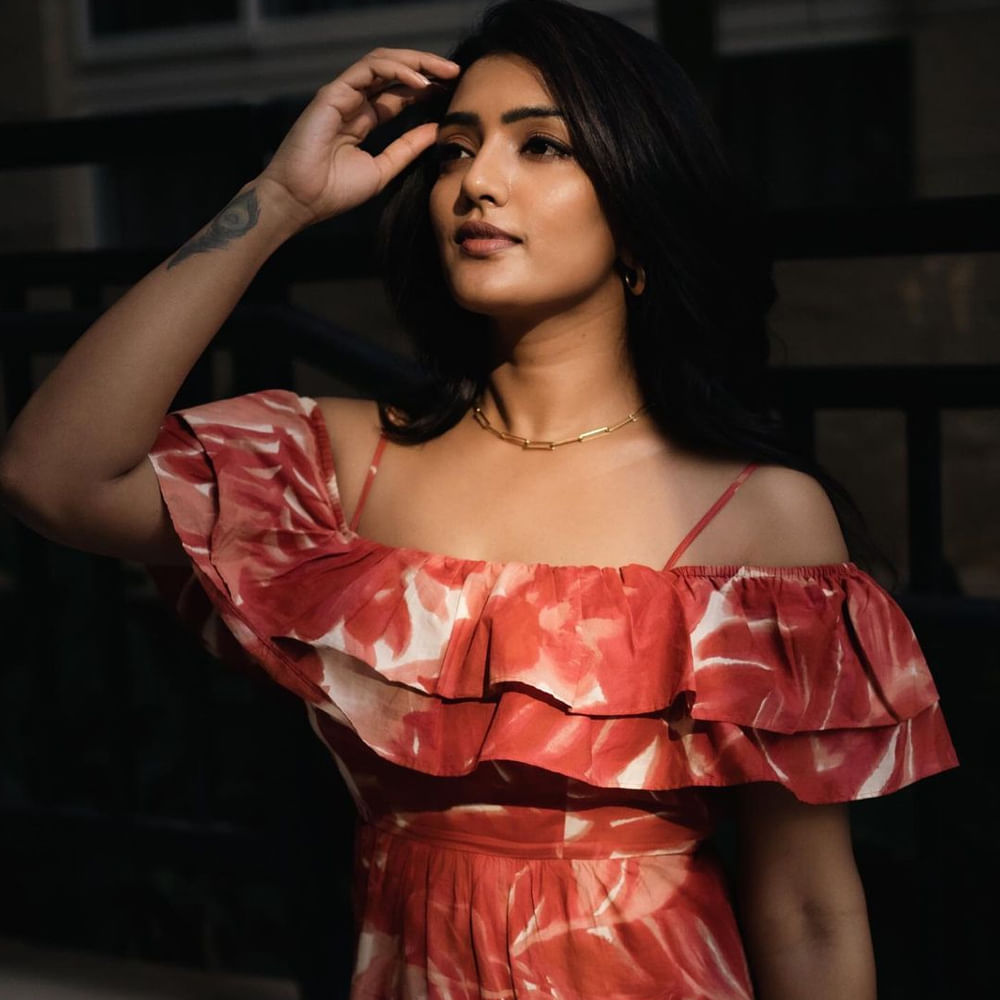 తెలుగమ్మాయి ఈషా రెబ్బ అందానికి ఫిదా కానీ కుర్రకారు ఉండరు అనడంలో అతిశయోక్తి లేదు. ఈషా రెబ్బా అంతకుముందు ఆ తర్వాత చిత్రంతో వెండితెరకు పరిచయమైంది. మొదటి సినిమాతోనే అందం, అభినయంపరంగా మంచి మార్కులు తెచ్చుకుంది. త్రివిక్రమ్ దర్శకత్వం వహించిన అరవింద సమేతలో పూజాహెగ్డే సిస్టర్ గా నటించింది ఈషా. ఇటీవలే 3 రోజెస్ అనే వెబ్ సిరీస్ లోనూ నటించింది ఈ చిన్నది. ప్రస్తుతం సుదీర్ బాబుకు జోడిగా మామ మశ్చేంద్ర చిత్రంలో నటిస్తుంది.

