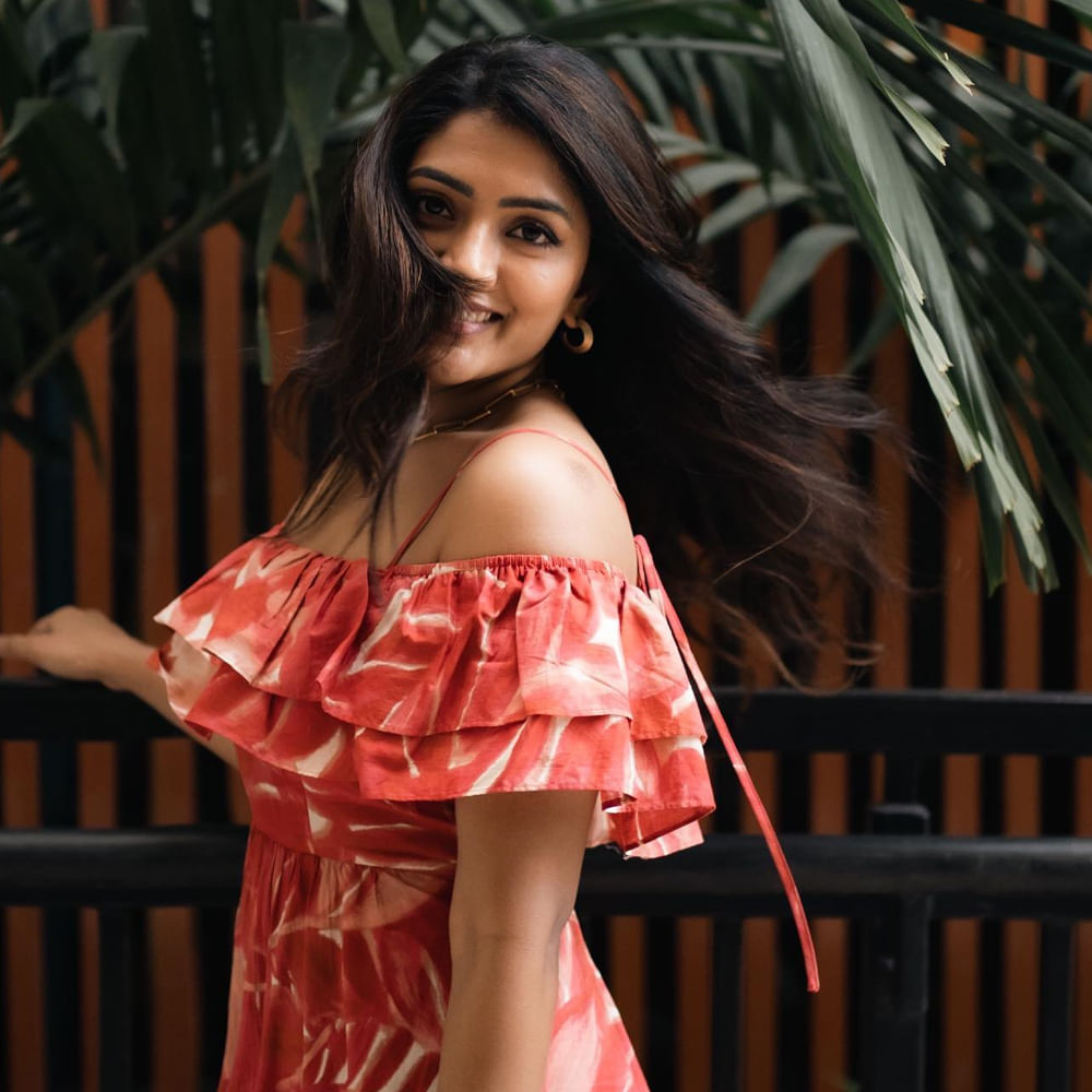 తెలుగమ్మాయి ఈషా రెబ్బ అందానికి ఫిదా కానీ కుర్రకారు ఉండరు అనడంలో అతిశయోక్తి లేదు. ఈషా రెబ్బా అంతకుముందు ఆ తర్వాత చిత్రంతో వెండితెరకు పరిచయమైంది. మొదటి సినిమాతోనే అందం, అభినయంపరంగా మంచి మార్కులు తెచ్చుకుంది. త్రివిక్రమ్ దర్శకత్వం వహించిన అరవింద సమేతలో పూజాహెగ్డే సిస్టర్ గా నటించింది ఈషా. ఇటీవలే 3 రోజెస్ అనే వెబ్ సిరీస్ లోనూ నటించింది ఈ చిన్నది. ప్రస్తుతం సుదీర్ బాబుకు జోడిగా మామ మశ్చేంద్ర చిత్రంలో నటిస్తుంది.

