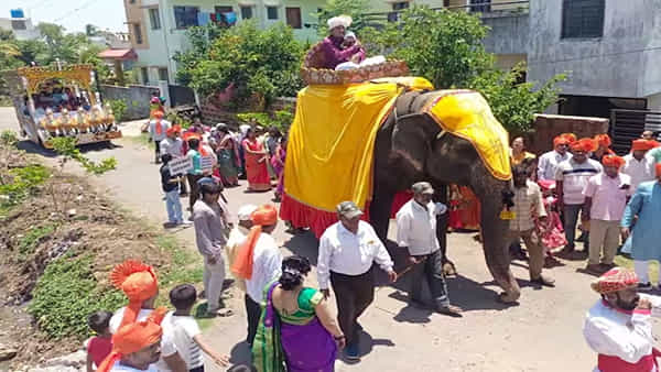 ఆడపిల్ల పుడితే బిడ్డను ఏనుగుపై ఇంటికి తీసుకొచ్చిన తండ్రి..ఊరంతా షాక్