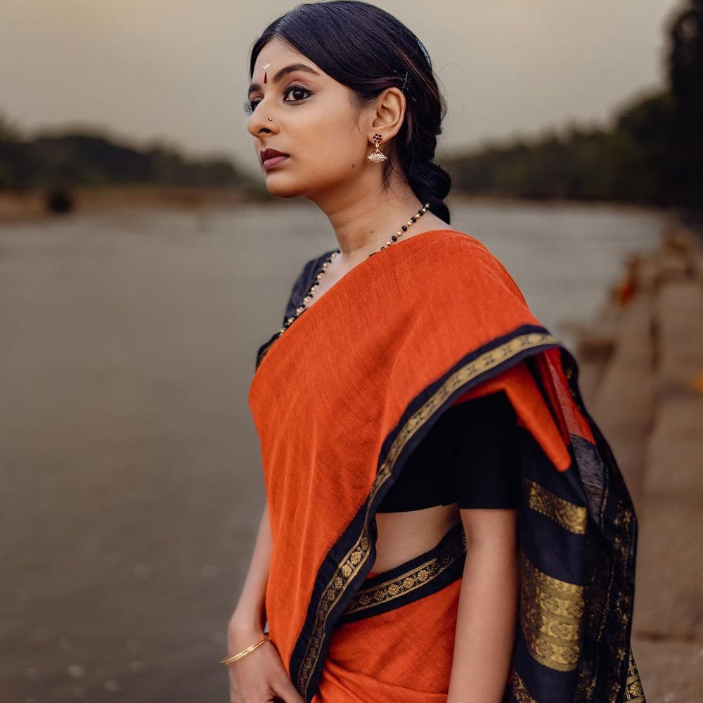 దళపతి చిత్రంలో రజినీకాంత్, మమ్ముట్టి, శోభన ప్రధాన పాత్రలలో నటించగా.. మణిరత్నం దర్శకత్వం వహించారు. సినీ ప్రియులను ఇప్పటికీ మెప్పించే ఎవర్ గ్రీన్ క్లాసిక్ మూవీ. ఇందులో యమునాతటిలో పాటలో శోభన లుక్స్ అందరికీ ఫేవరేట్. 